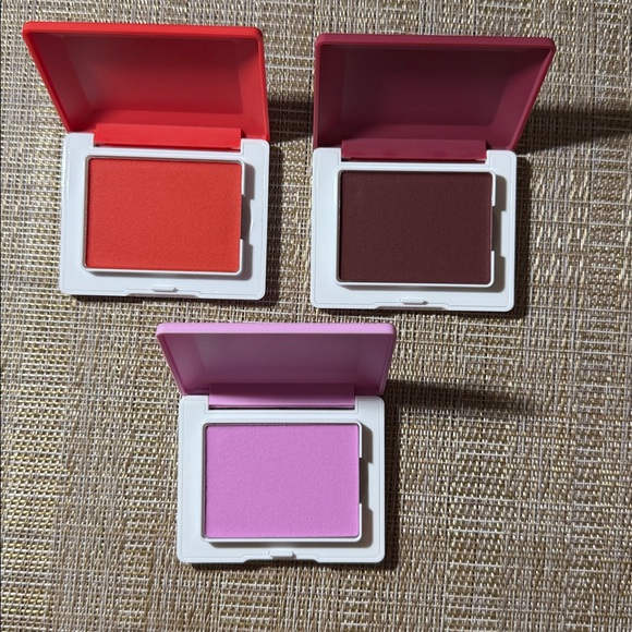 Glossier for kjanenny25
Cloud, paint plush blush - Picture 3 of 3